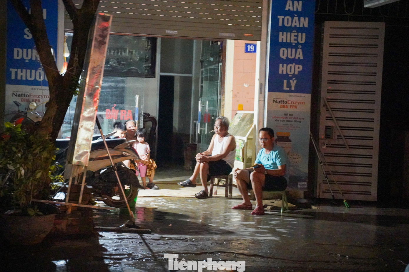 Điện lực Thái Nguyên cho biết, đến 15h ngày 9/10, vẫn còn 30 phân đoạn và đường dây gặp sự cố; 386 trạm biến áp nằm trong vùng ngập lụt buộc phải cắt điện, ảnh hưởng đến hơn 61.000 khách hàng. Hiện đơn vị chưa thể xác định thời điểm khôi phục cấp điện cho các khu vực bị ngập sâu, chia cắt. Ngành điện lực đang huy động tối đa nhân lực, phương tiện để khắc phục sự cố, sớm cấp điện trở lại, ổn định đời sống và sản xuất cho người dân.