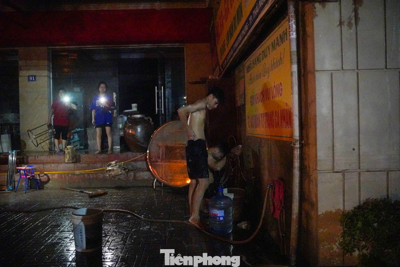 Cuộc sống sinh hoạt của người dân bị đảo lộn hoàn toàn.