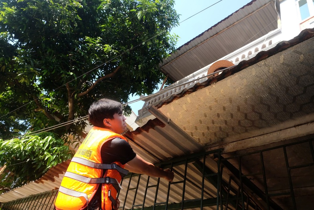 2 bạn trẻ lao vào rốn lũ cứu đói cho người dân - 10