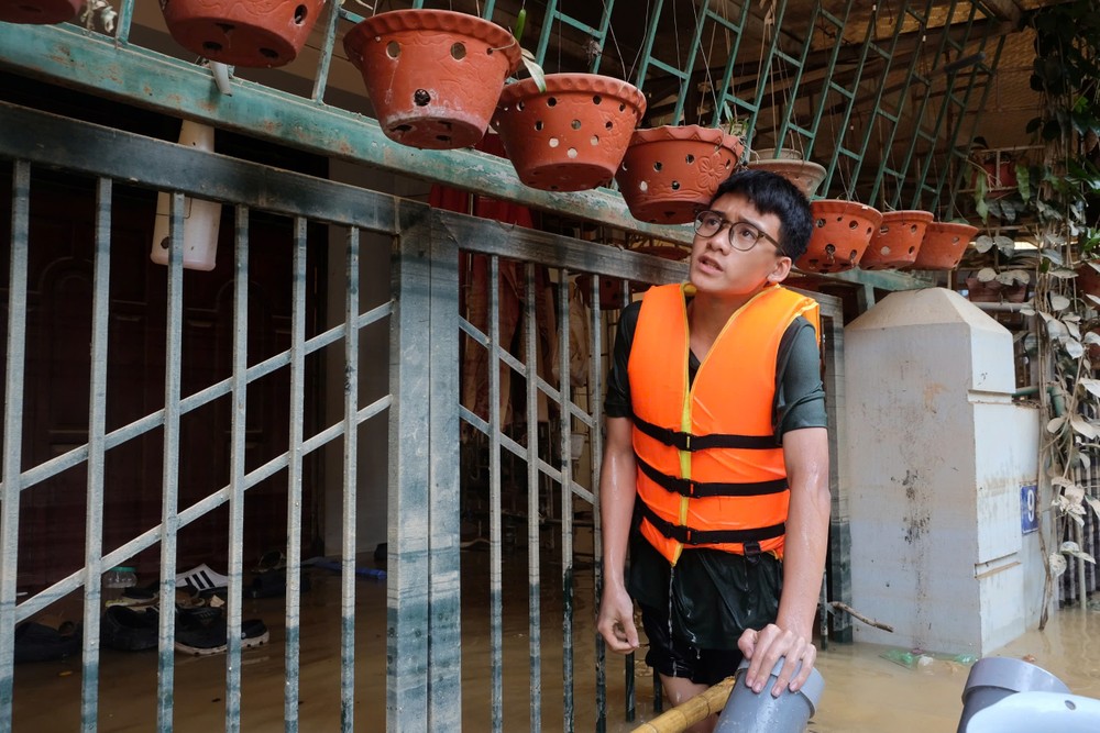 2 bạn trẻ lao vào rốn lũ cứu đói cho người dân - 14