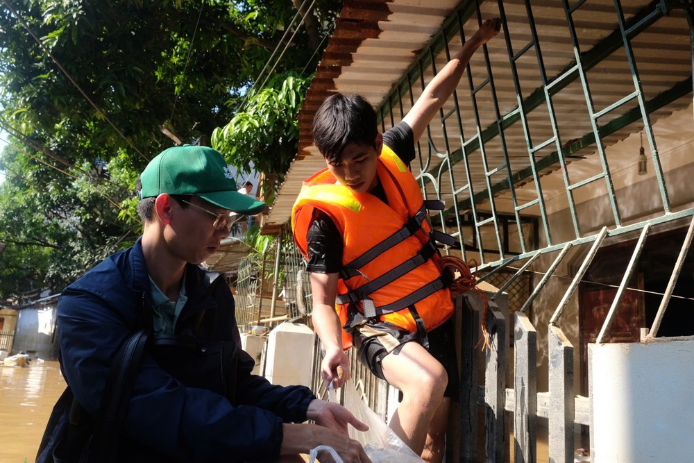 2 bạn trẻ lao vào rốn lũ cứu đói cho người dân - 11