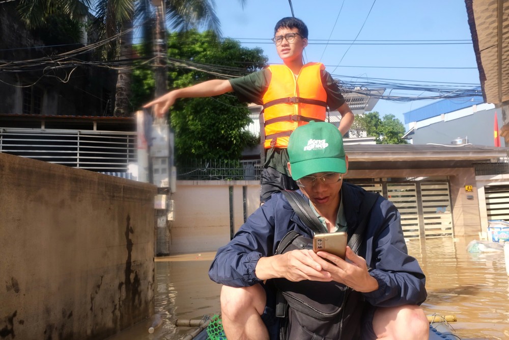 Khi em nói muốn tham gia cứu trợ, bố mẹ không hề phản đối, em định đi cả đêm cơ nhưng sau một ngày dầm mình dưới nước, đến khoảng 8 giờ tối thì mệt quá, Sơn nhỏ tâm sự.