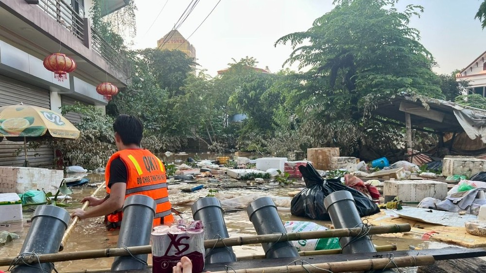 Sang đến ngày thứ ba, nhiều tuyến phố vẫn bị ngập rất sâu khiến người dân chưa thể ra ngoài, cuộc sống sinh hoạt hàng ngày phụ thuộc hoàn toàn vào những món đồ cứu trợ. Bất chấp nước ngập, các tình nguyện viên vẫn rẽ nước, rẽ bùn, rẽ rác tiến vào khu cô lập, trao từng bịch thực phẩm cho người không quen biết từ bên kia bức tường.