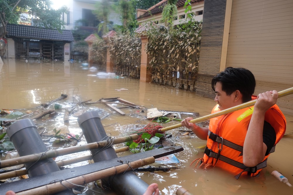 2 bạn trẻ lao vào rốn lũ cứu đói cho người dân - 1