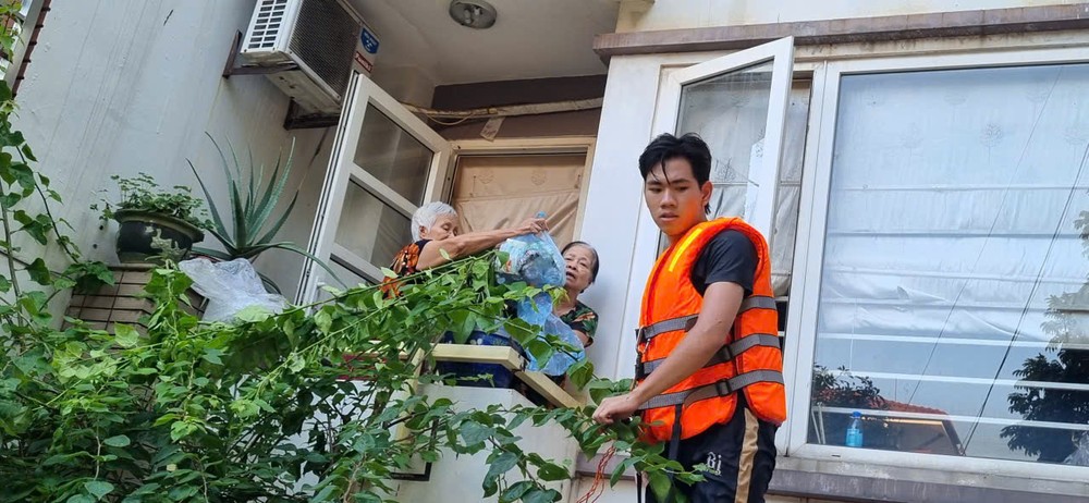 2 bạn trẻ lao vào rốn lũ cứu đói cho người dân - 3