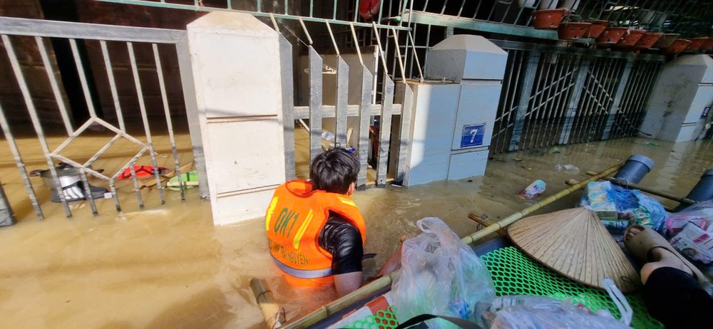 2 bạn trẻ lao vào rốn lũ cứu đói cho người dân - 7