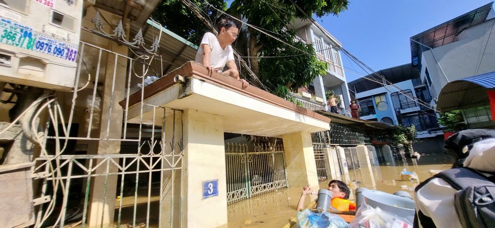 Với tinh thần xung kích của tuổi trẻ, hai người cùng chung một tên không ngại nguy hiểm để mang nhu yếu phẩm đến cho bà con vùng lũ đang bị cô lập.