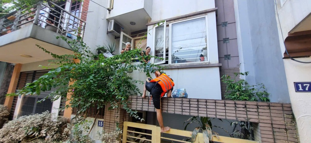 2 bạn trẻ lao vào rốn lũ cứu đói cho người dân - 2