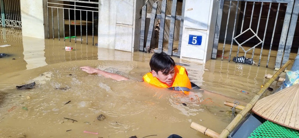 Từ khi Thái Nguyên bị ngập nặng, Sơn lớn dầm mình dưới dòng nước có khi ngập quá đầu mình, để mang những hộp cơm đến trao tay bà con.