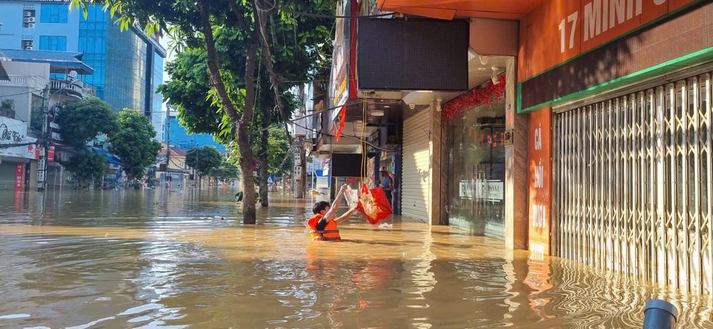 2 bạn trẻ lao vào rốn lũ cứu đói cho người dân - 6