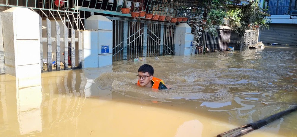 2 bạn trẻ lao vào rốn lũ cứu đói cho người dân - 5