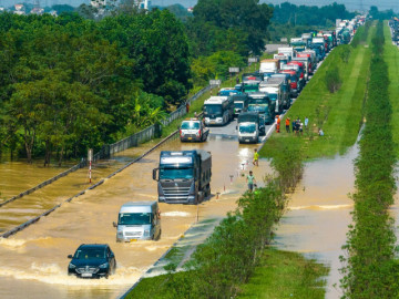 Rời vùng lũ Thái Nguyên, tài xế ô tô gặp cảnh thêm một lần đau trên cao tốc