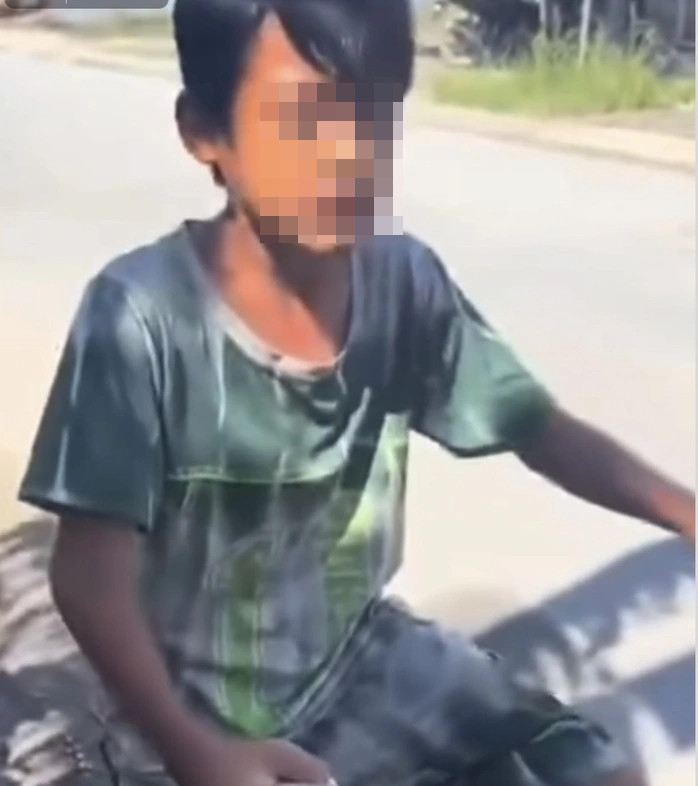 Bé P. khóc nức nở khi bị cướp giật. Ảnh: MĐ.