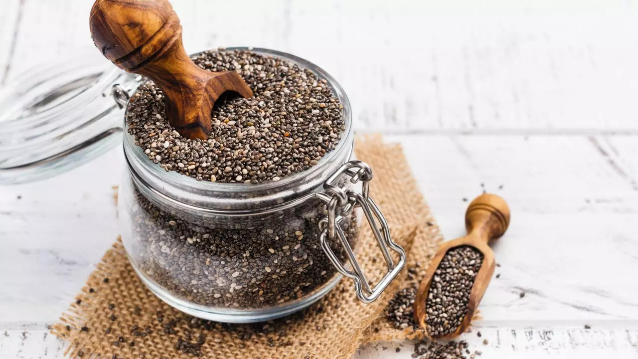 Hạt chia tốt cho người bệnh tim, giúp kiểm soát đường huyết, cải thiện táo bón và hỗ trợ tiêu hóa khỏe mạnh.