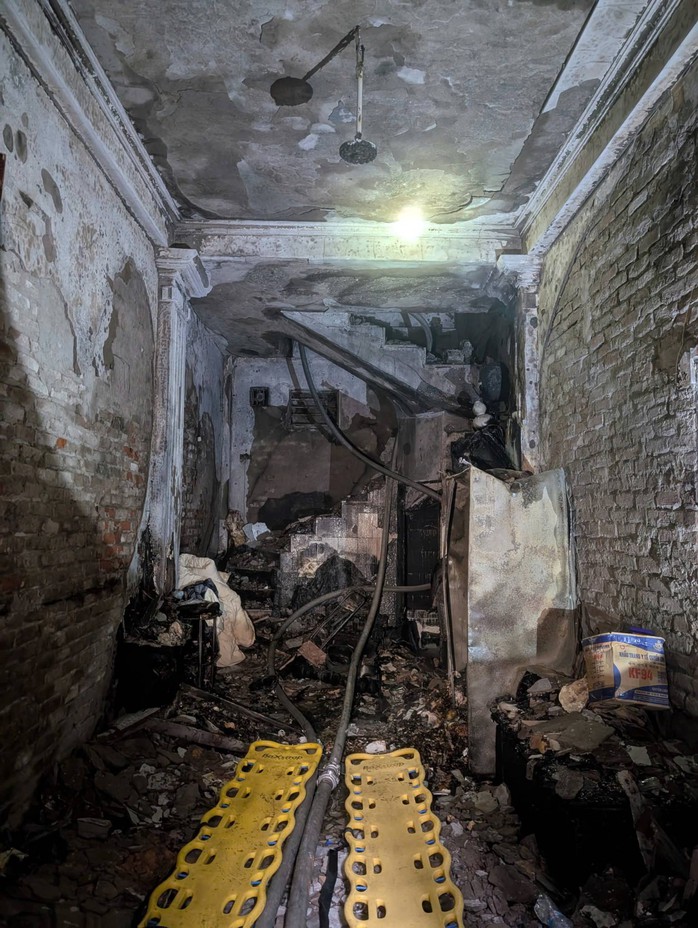 Tầng 1 ngôi nhà nhiều đồ dùng bị thiêu rụi. Ảnh: Công an cung cấp