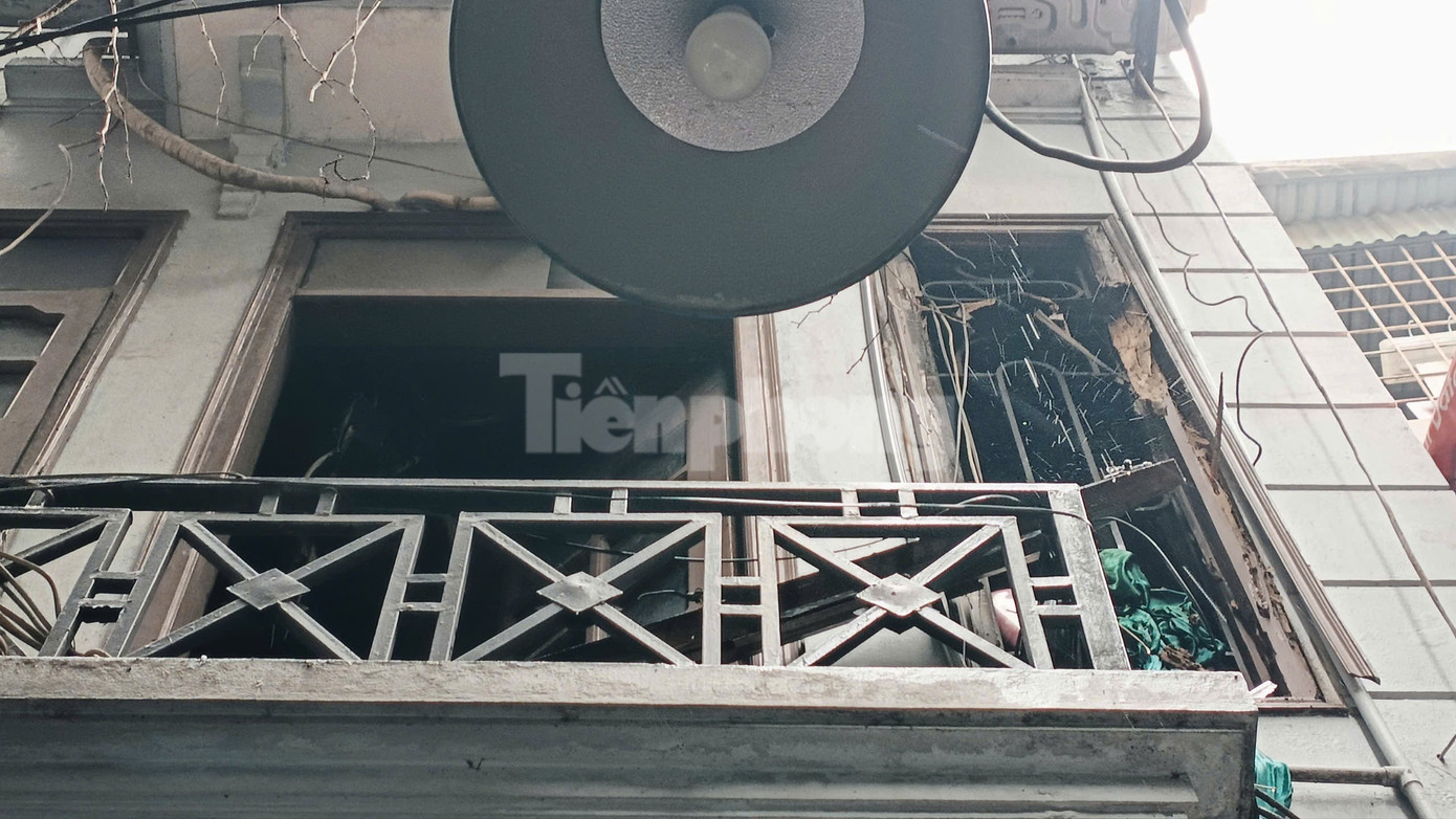 Ban công tầng 1 ngôi nhà xảy ra hoả hoạn.
