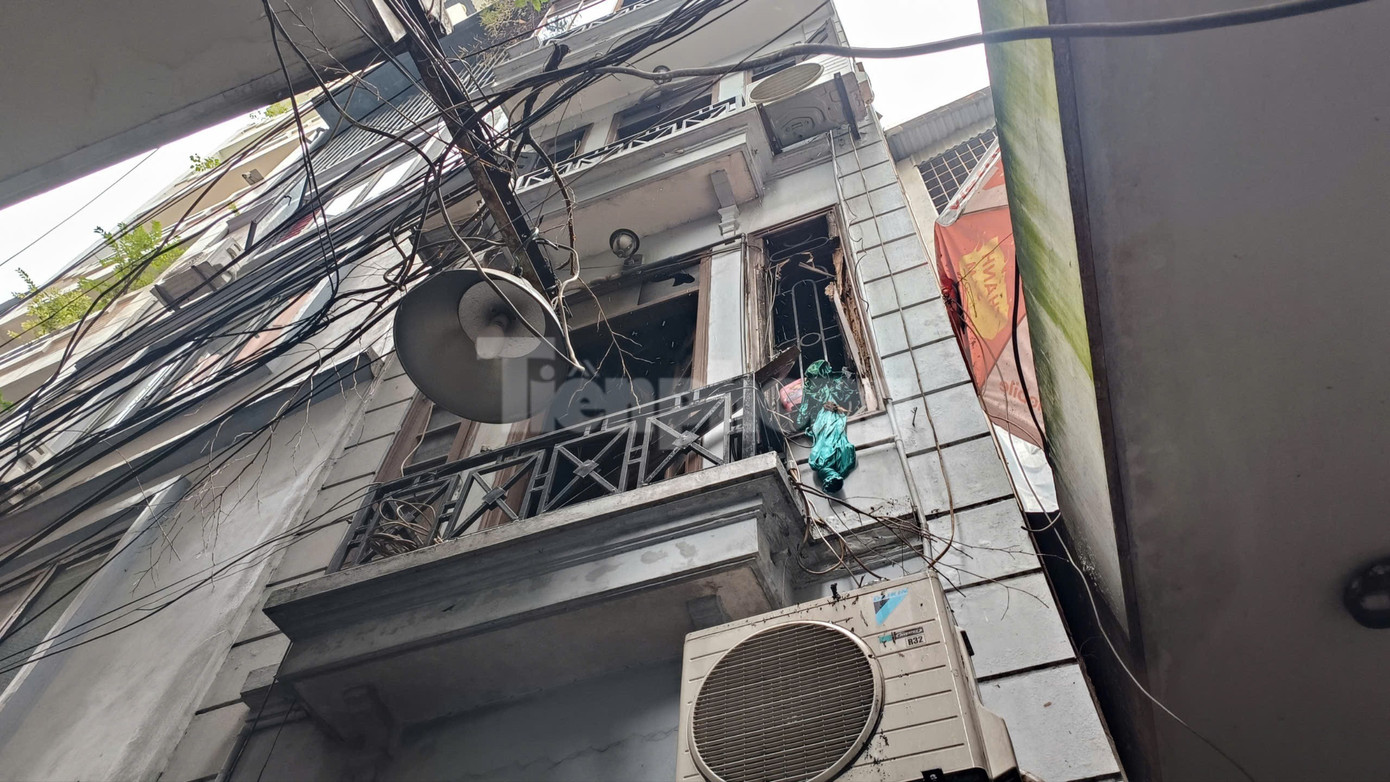 Phía mặt tiền ngôi nhà xảy ra hoả hoạn.