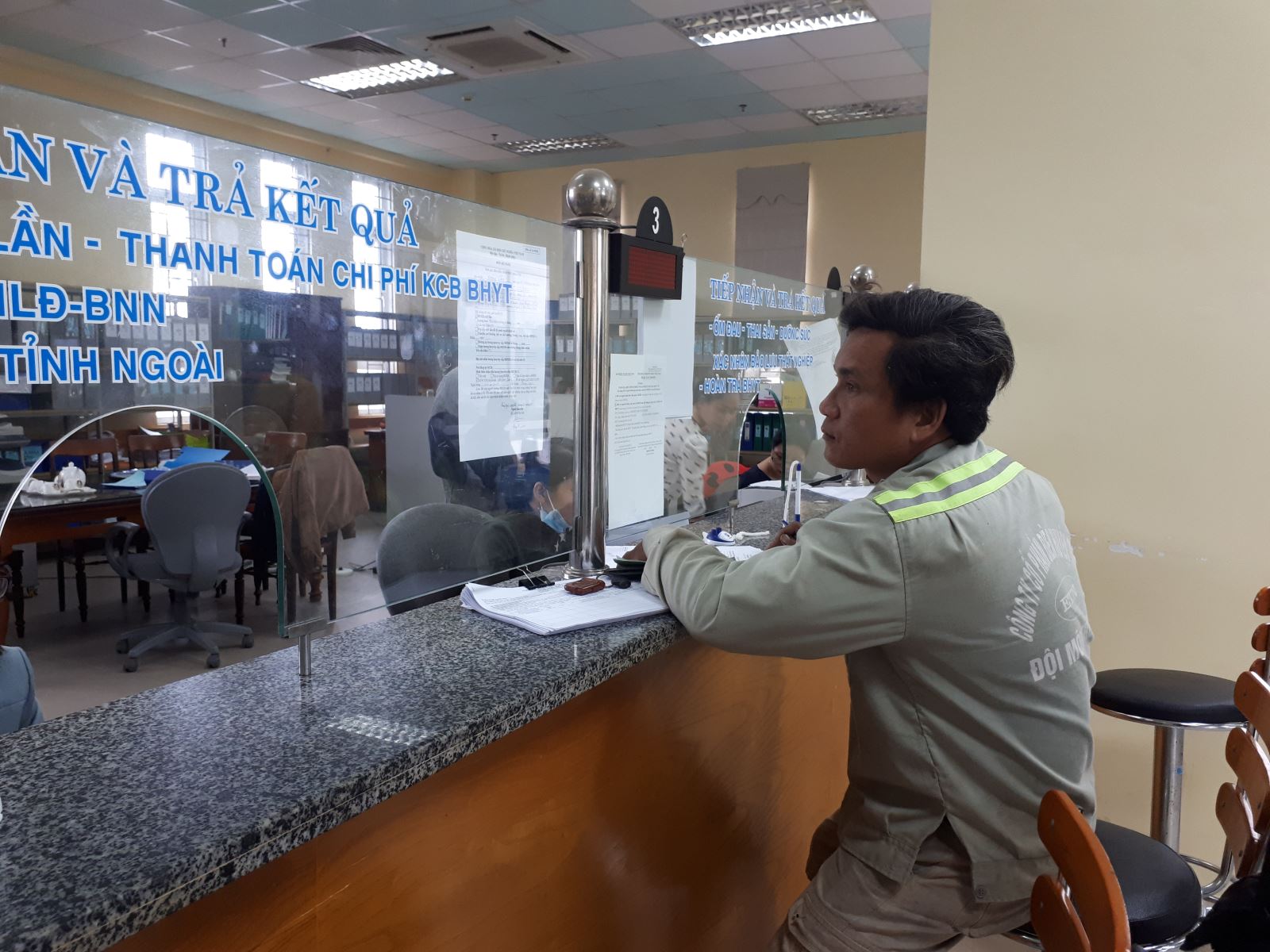 Giao dịch các thủ tục liên quan đến BHXH. Ảnh: XC