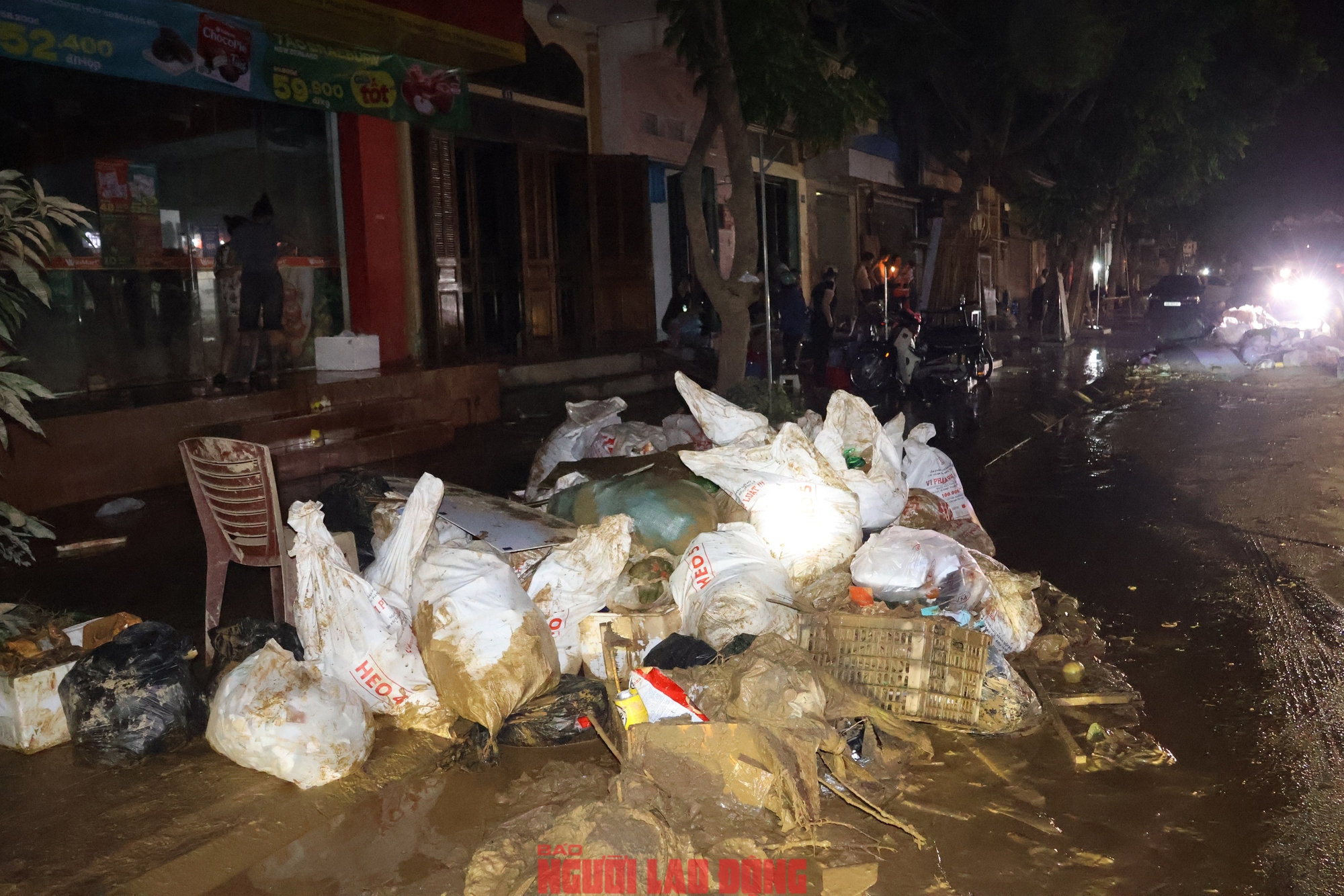 VIDEO: Nhiều tài sản, cửa hàng của người dân Thái Nguyên amp;#34;chả còn gìamp;#34; sau trận ngập lụt lịch sử - 3