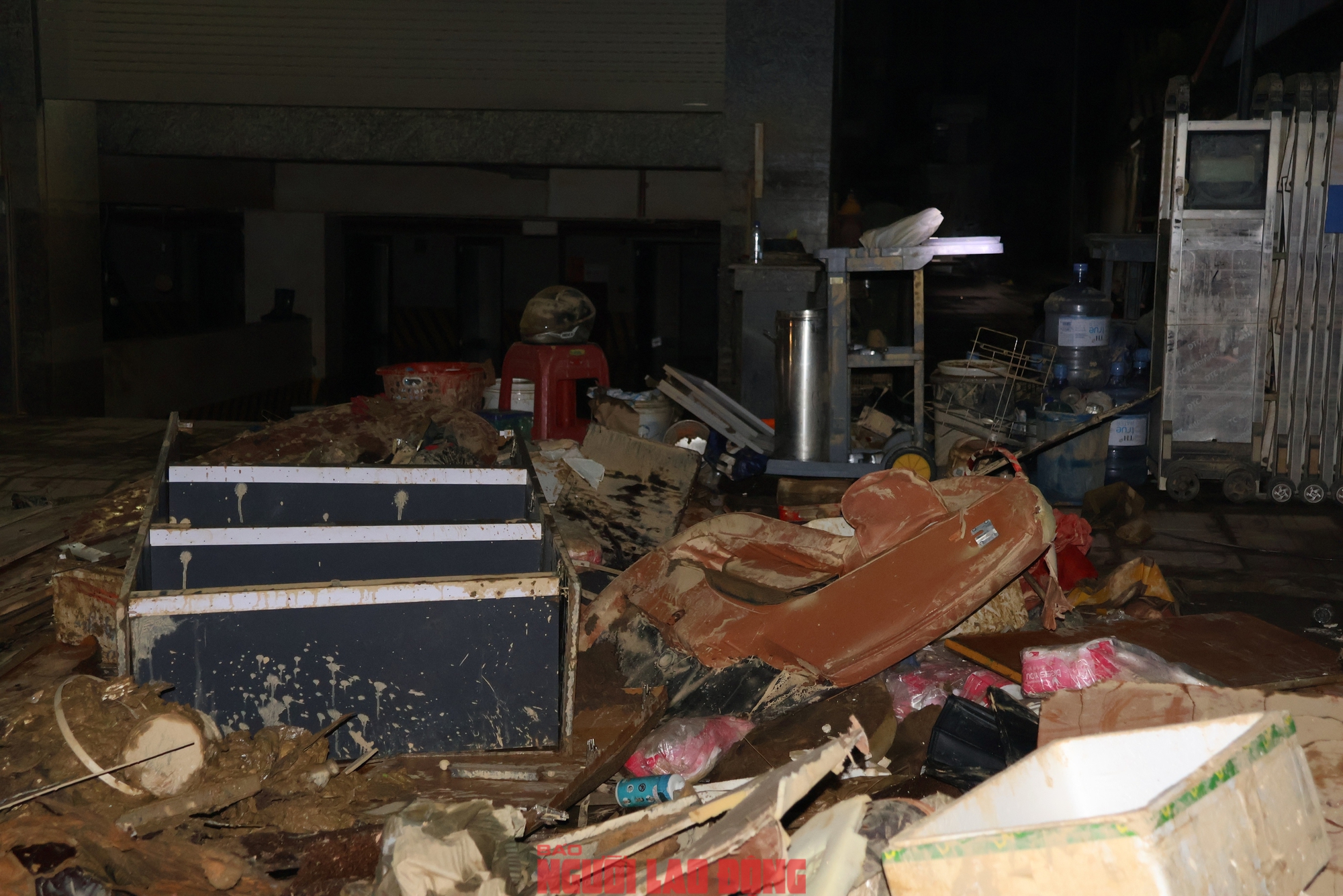 Nhiều khu phố ở trung tâm tỉnh Thái Nguyên vẫn ngổn ngang trong đống đổ nát sau trận lũ lịch sử. Rác thải sinh hoạt, cùng với đồ đạc, vật dụng bị hư hỏng của người dân như bàn ghế, sofa, thiết bị điện tử bị nước lũ cuốn đi đã được gom lại thành những núi rác tạm thời bên vệ đường. Tình trạng này diễn ra ở nhiều khu phố, chờ xe môi trường tới xử lý.