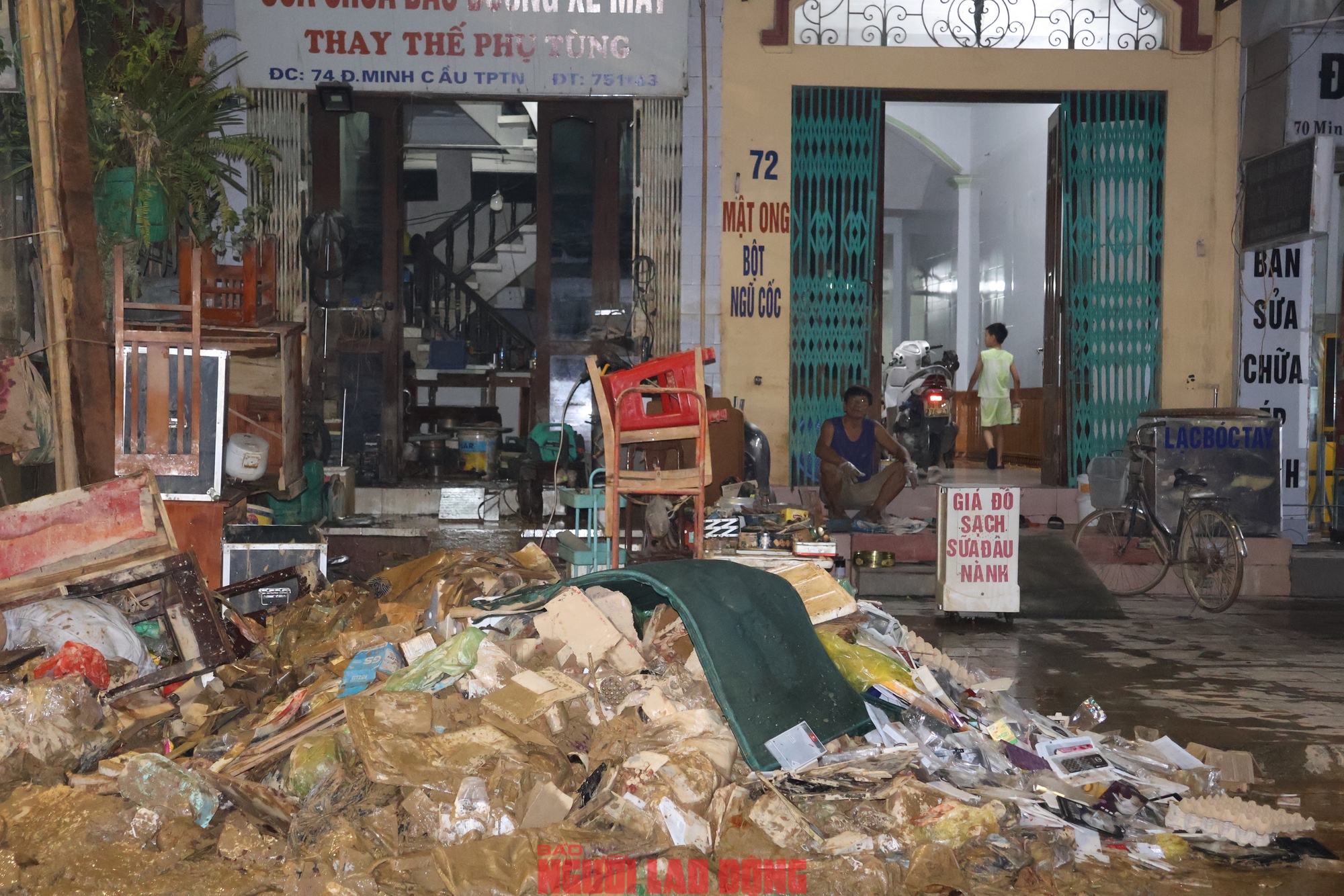 Người dân thẫn thờ ngồi trên vỉa hè nhìn đống đổ nát trước nhà