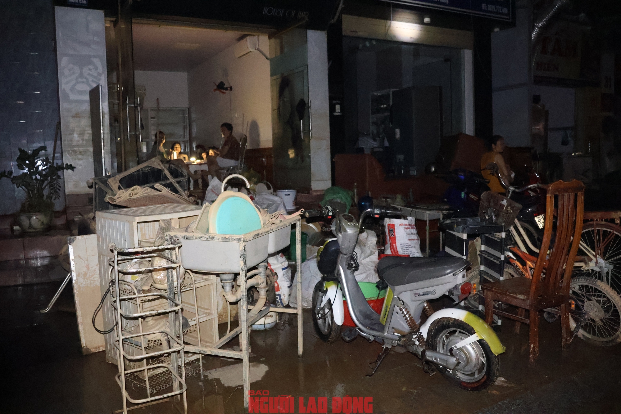 VIDEO: Nhiều tài sản, cửa hàng của người dân Thái Nguyên amp;#34;chả còn gìamp;#34; sau trận ngập lụt lịch sử - 5