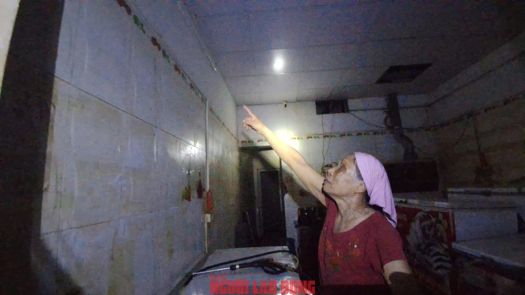 Người dân cho biết nước lũ gây ngập gần hết tầng 1 trong nhà