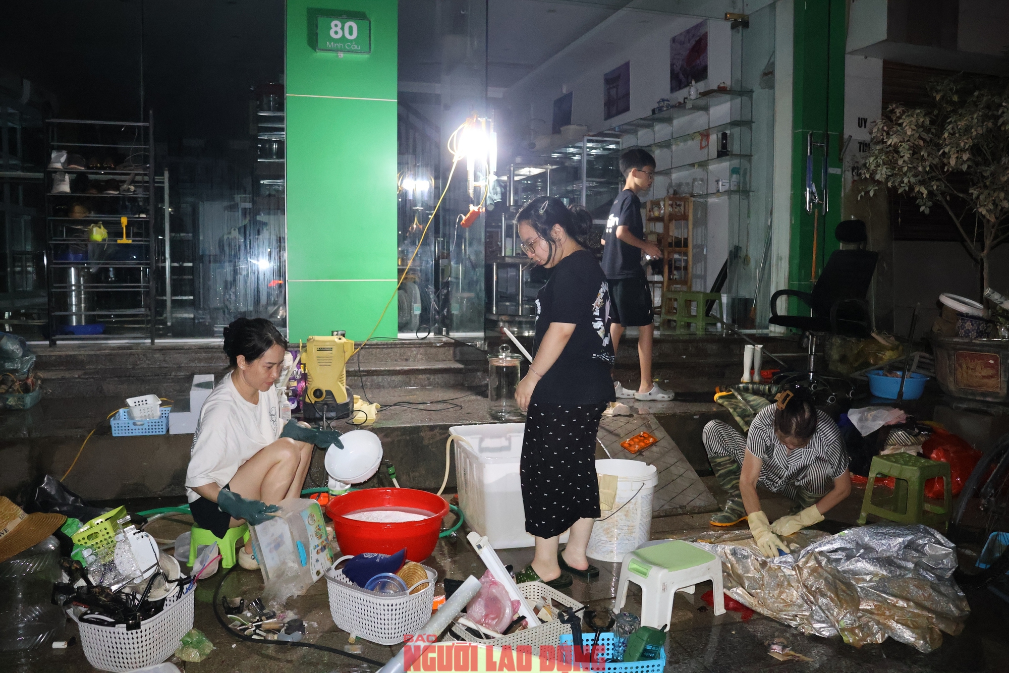 Người dân phố Minh Cầu, phường Phan Đình Phùng thức xuyên đêm dọn dẹp cửa hàng và rác thải