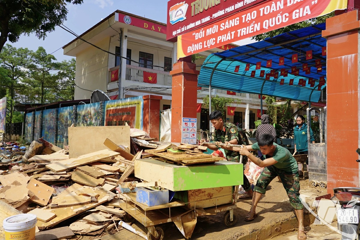 Lực lượng quân đội tham gia khắc phục, dọn dẹp, sửa chữa cơ sở vật chất để sớm ổn định việc dạy và học, đưa học sinh trở lại trường an toàn