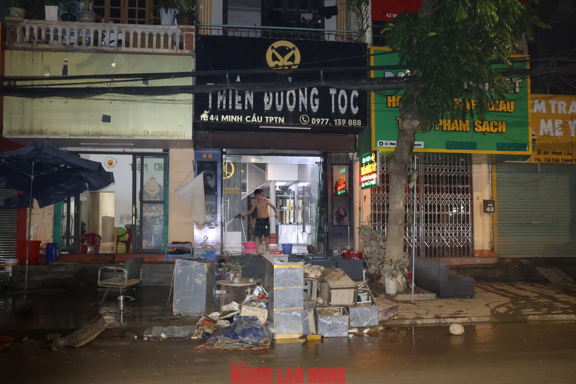 Người dân xuyên đêm dọn dẹp cửa hàng để sớm trở lại hoạt động sản xuất, kinh doanh