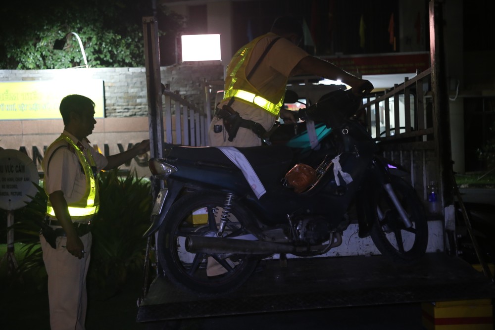 CSGT TP.HCM ra quân xử lý vi phạm, tập trung vào nồng độ cồn và ma túy. Ảnh: PHẠM HẢI