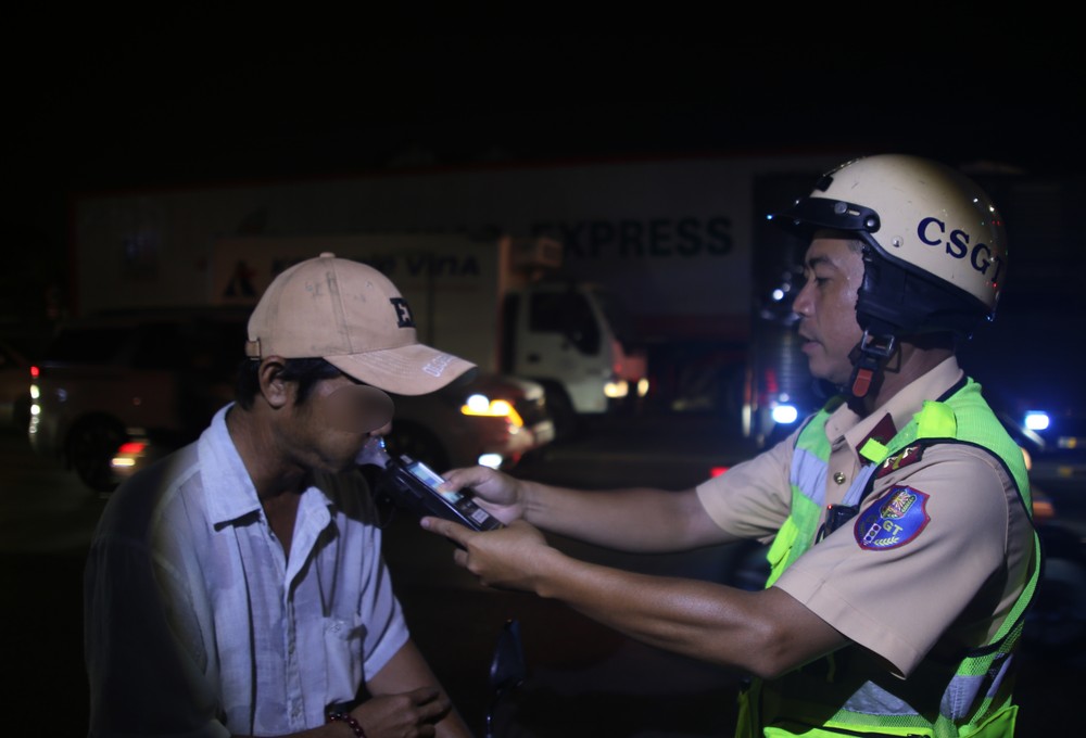 Ông NN (43 tuổi, ngụ TP.HCM) cho biết sau khi uống 3 lon bia từ buổi chiều thì về nhà ngủ, đến tối ra đường thì bị thổi phạt vì trong người vẫn có nồng độ cồn. Ảnh: PHẠM HẢI