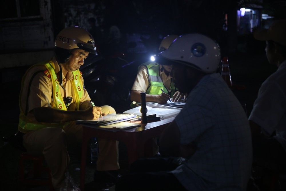 Trong tối cùng ngày, lực lượng CSGT lập biên bản vi phạm hành nhiều trường hợp vi phạm với lỗi nồng độ cồn. Ảnh: PHẠM HẢI