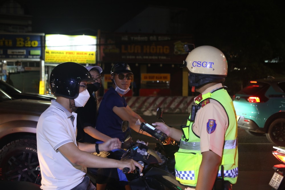 Chiều uống bia, tối chạy xe thì gặp CSGT tuần tra - 4