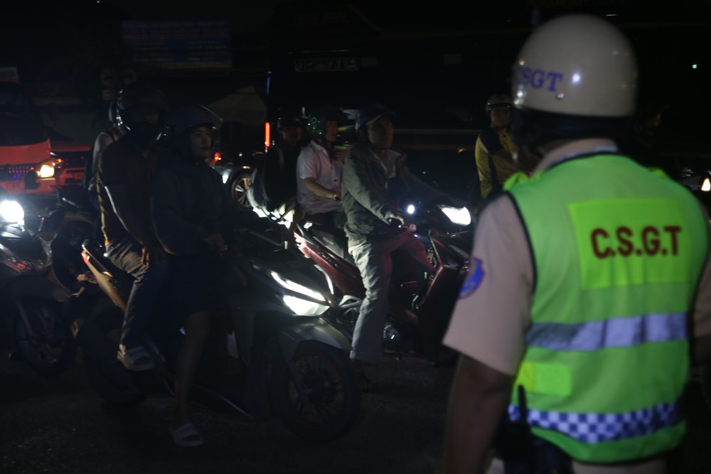 Chiều uống bia, tối chạy xe thì gặp CSGT tuần tra - 5