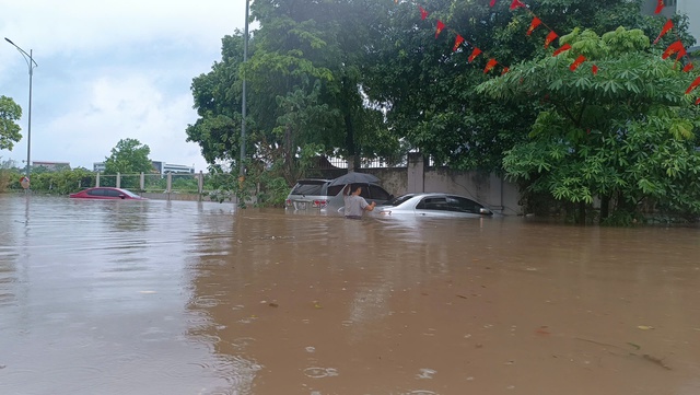 Các điểm ngập lũ ở Hà Nội giảm, mực nước ngập cũng giảm còn 1m.