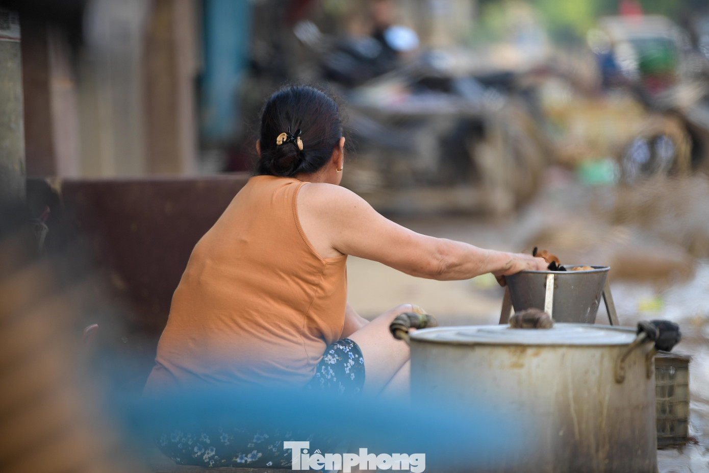 Chợ đầu mối Thái Nguyên ngổn ngang sau lũ, tiểu thương tất bật dọn dẹp - 10