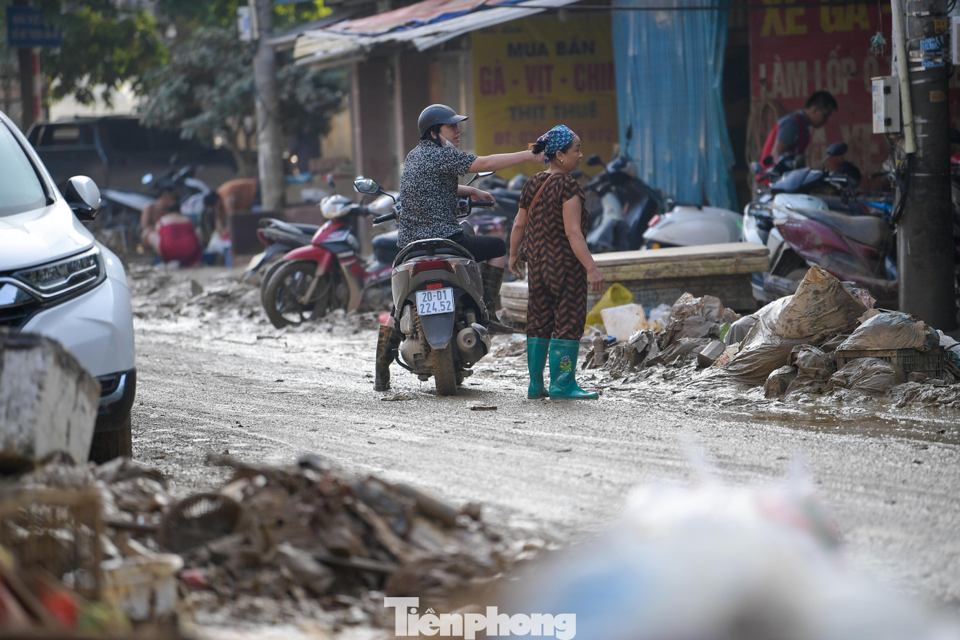 Bùn non phủ kín mặt đường, dày đến quá bàn chân.