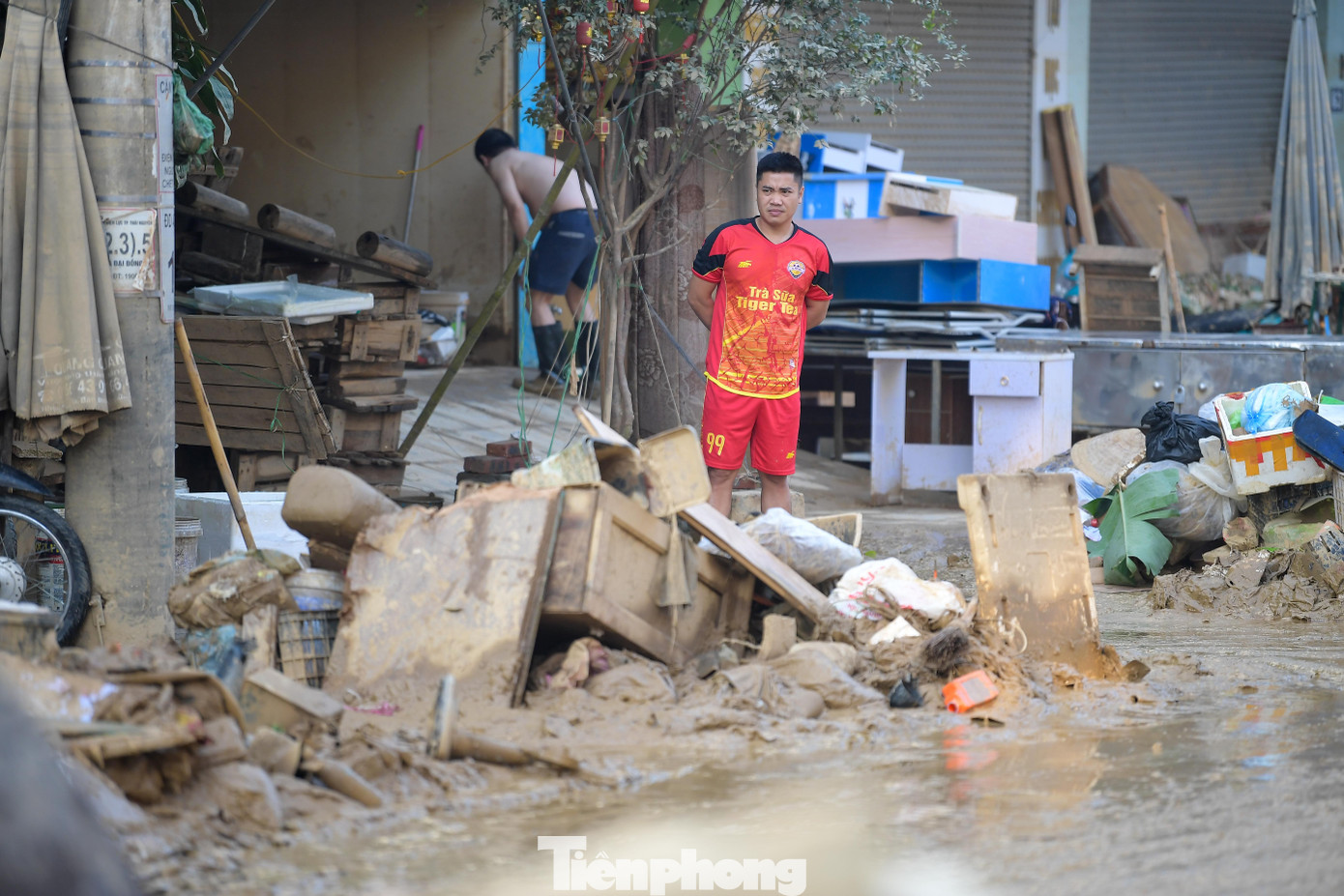 Chợ đầu mối Thái Nguyên ngổn ngang sau lũ, tiểu thương tất bật dọn dẹp - 4