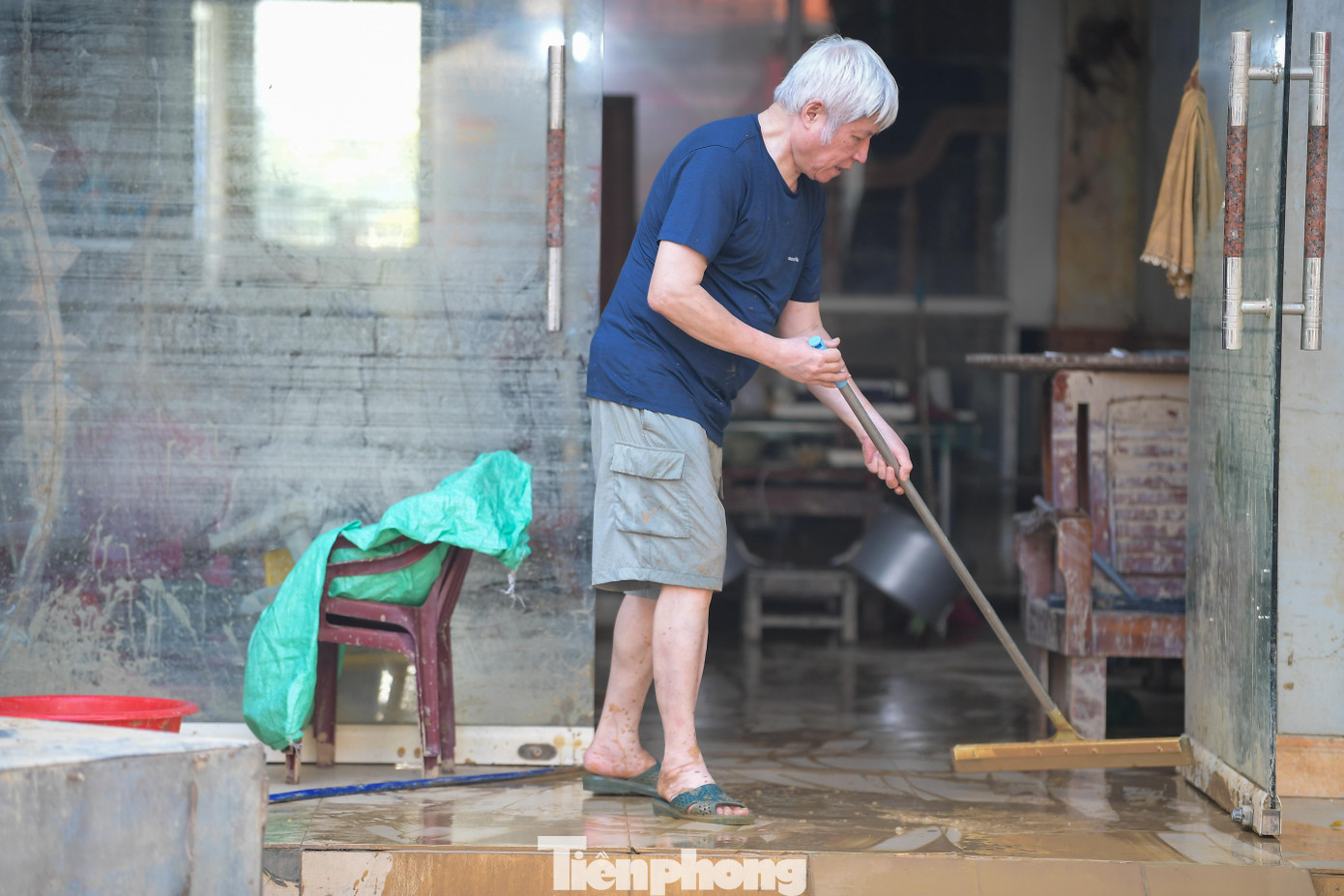 Giữa lớp bùn trơn trượt, người dân cần mẫn xúc từng xẻng rác, dọn từng vũng nước đọng.