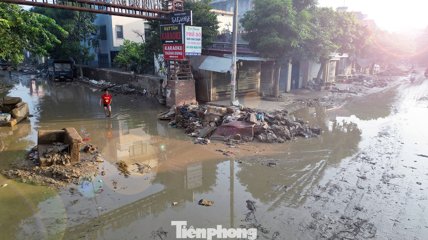 Sáng sớm ở chợ Túc Duyên, nơi bùn đất còn chưa khô, mùi rác vẫn nồng, nhưng người dân đã cùng nhau dọn dẹp, dựng lại sạp hàng.