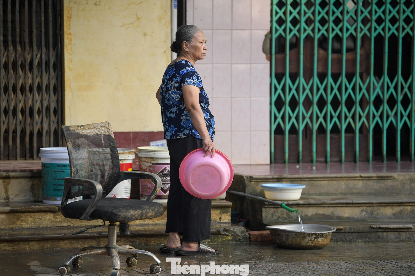 Chợ đầu mối Thái Nguyên ngổn ngang sau lũ, tiểu thương tất bật dọn dẹp - 16