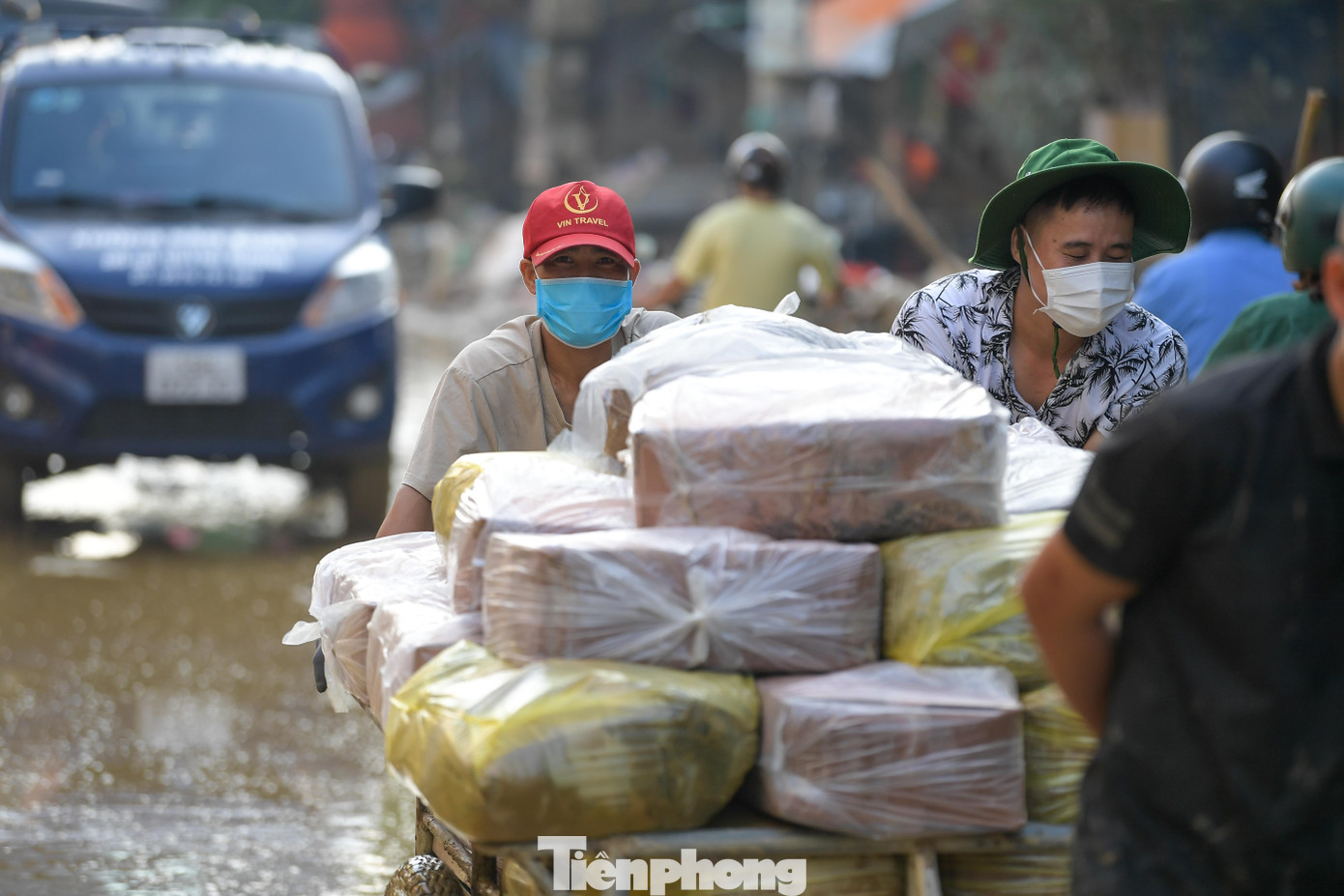 Chợ đầu mối Thái Nguyên ngổn ngang sau lũ, tiểu thương tất bật dọn dẹp - 18