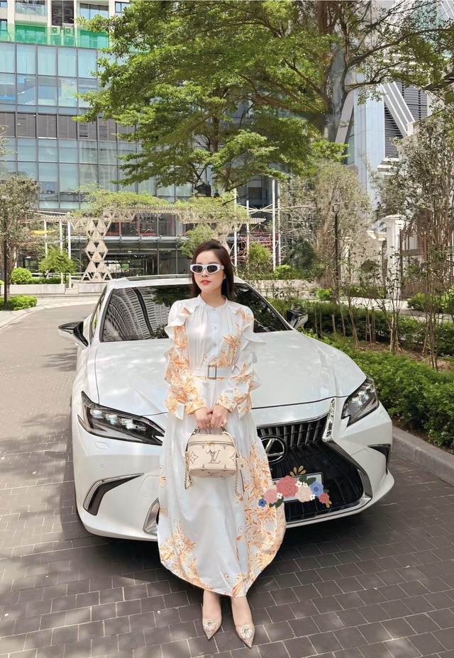 BTV Minh Hương khiến khán giả yêu mến không chỉ bởi tài năng và nhan sắc, cô còn là một fashsionista với các mix đồ biến hóa, đa dạng. Nữ BTV trong hình ảnh này hóa quý cô sang chảnh với đầm công chúa cùng túi hàng hiệu xịn xò.
