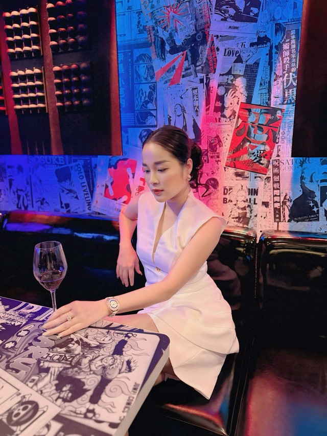 Trong hình ảnh khác, cô diện set váy trắng ôm eo khoe nhan sắc trẻ trung mix cùng đồng hồ hàng hiệu đắt đỏ.