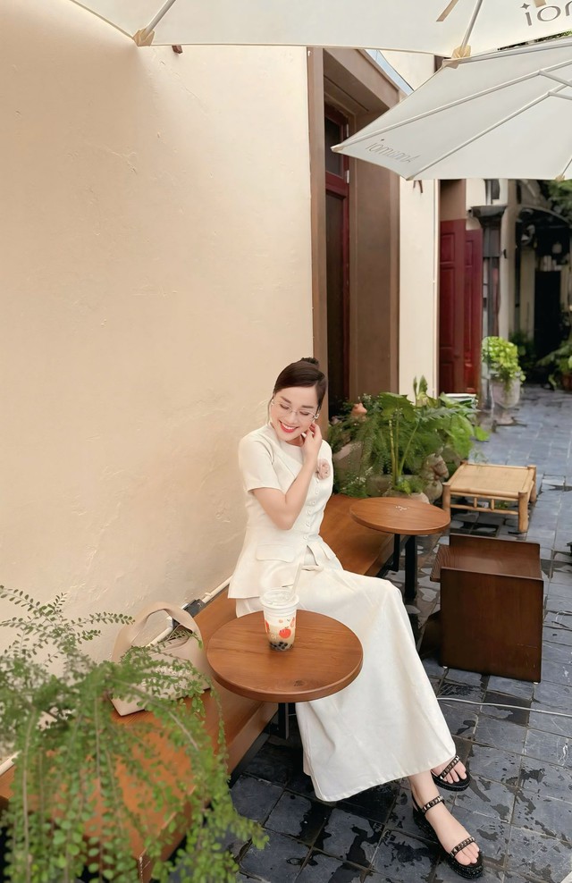 Ở trang phục khác, Minh Hương thanh lịch với chân váy đồng màu cùng áo ngắn tay cách điệu.