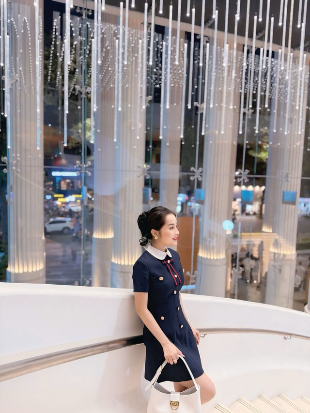 Có lúc người đẹp lại diện trang phục váy xanh tím than sang chảnh mix cùng túi điệu đà.