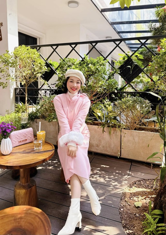 Trong hình ảnh này, Minh Hương mix đồ khéo léo với đầm hồng cùng boots sáng màu trẻ trung.