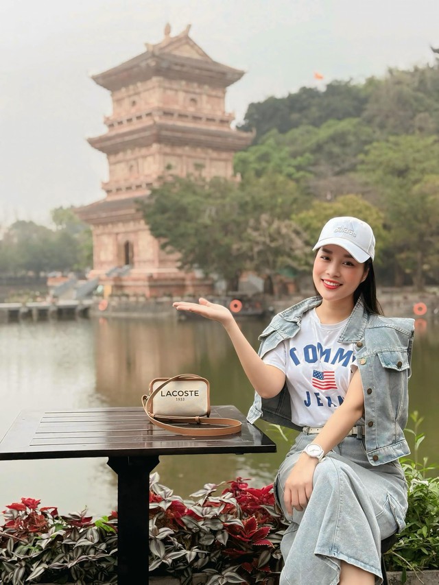 Ngoài style quý cô sang chảnh, đời thực Minh Hương chuộng mix đồ với váy và áo jeans hack tuổi.
