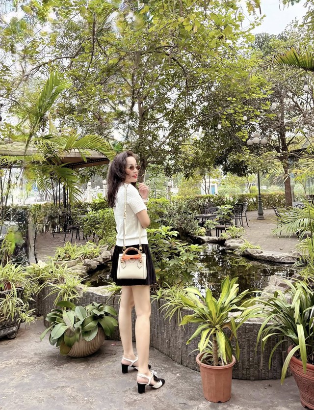 Hay nữ BTV mix chân váy ngắn xếp li khoe chân thon cùng áo len sáng màu dịu dàng.